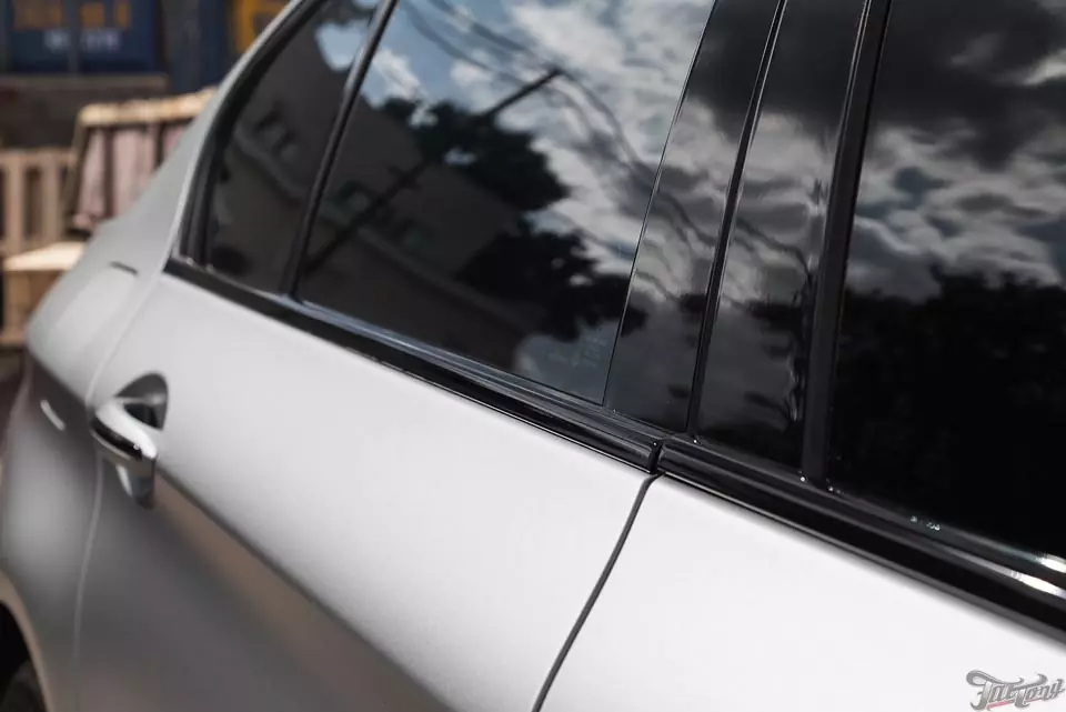 BMW 5. Оклейка кузова в серый мат и полный антихром. Новые литые диски R20.